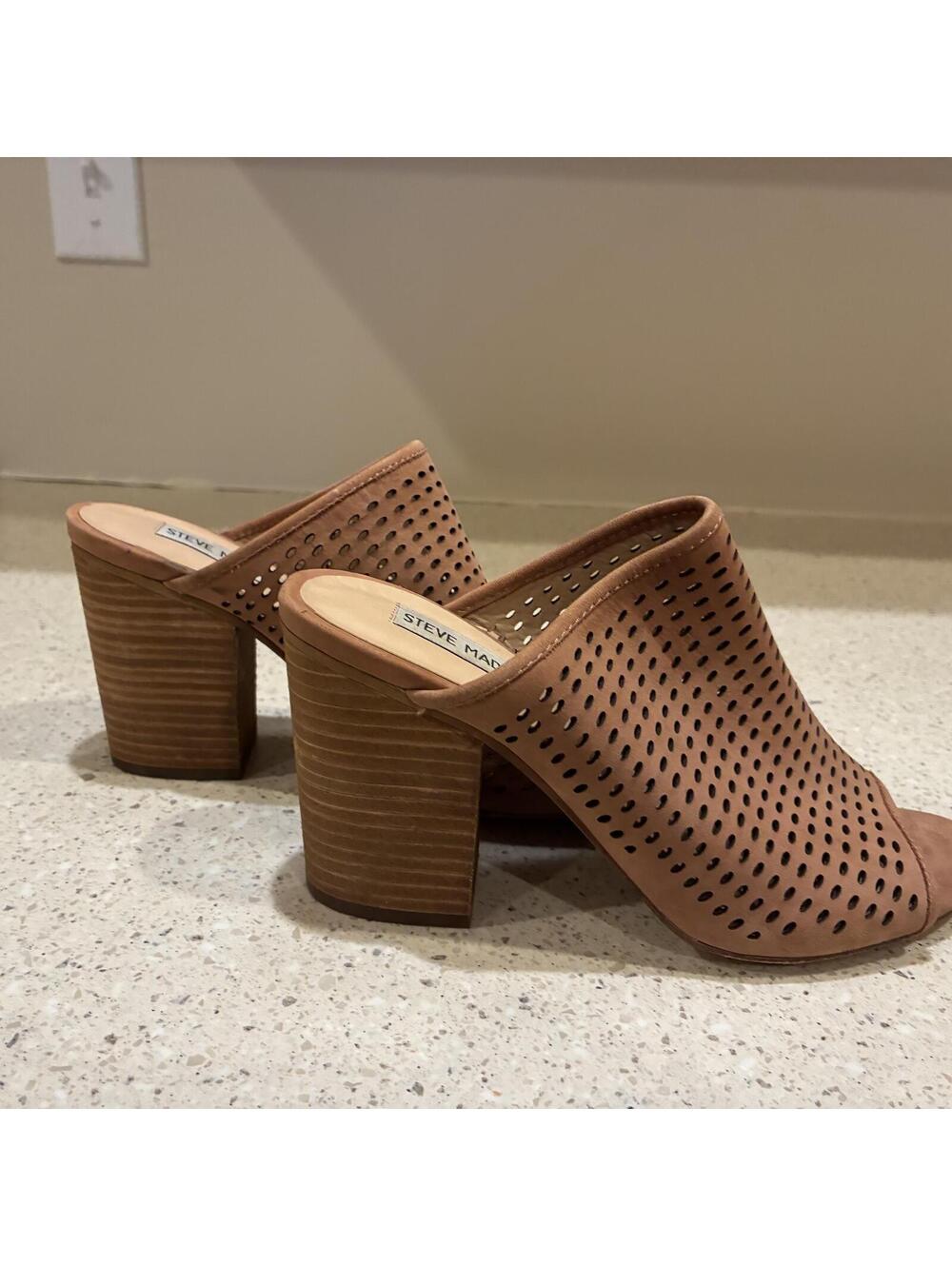Steve Madden Skyllar Sz 7M Tan Block Heel Slide On Mule Sandals